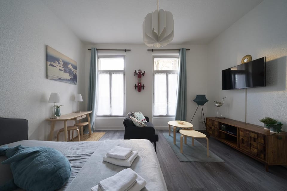 Bed, TV and multimedia, Living room, Photo of the whole room, Seating area, Bedroom