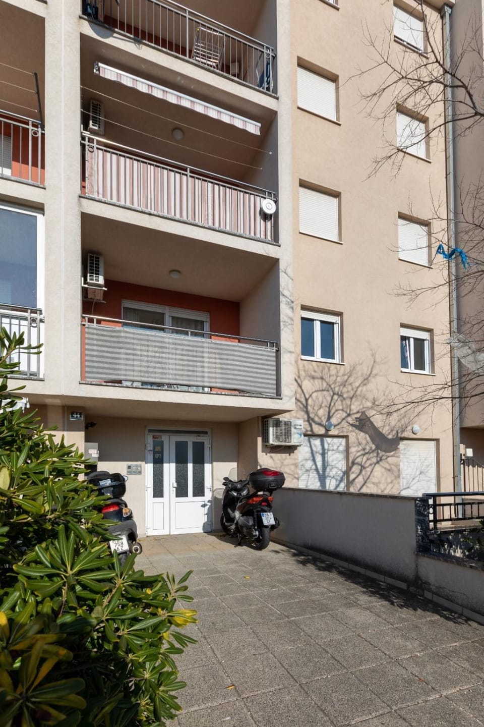 Property building, Patio, Day, Neighbourhood, Street view