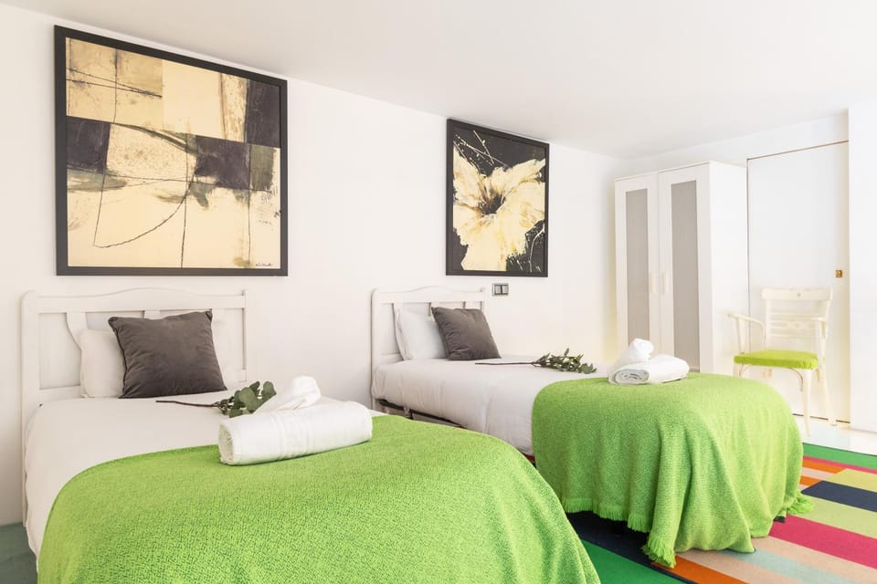 Bed, towels