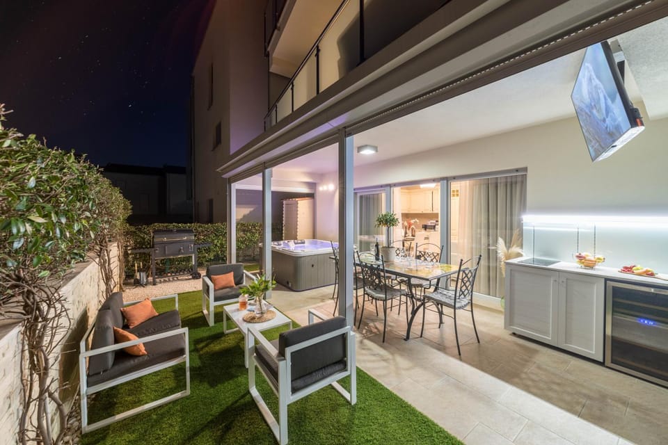 Apt GioAn Novigrad, 500m to Sea, private heated Jacuzzi, BBQ, free parking Apartment in Novigrad