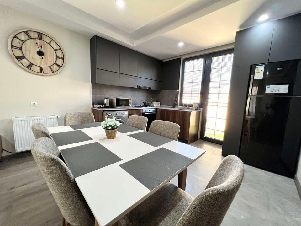 Kitchen or kitchenette, Dining area, kitchen