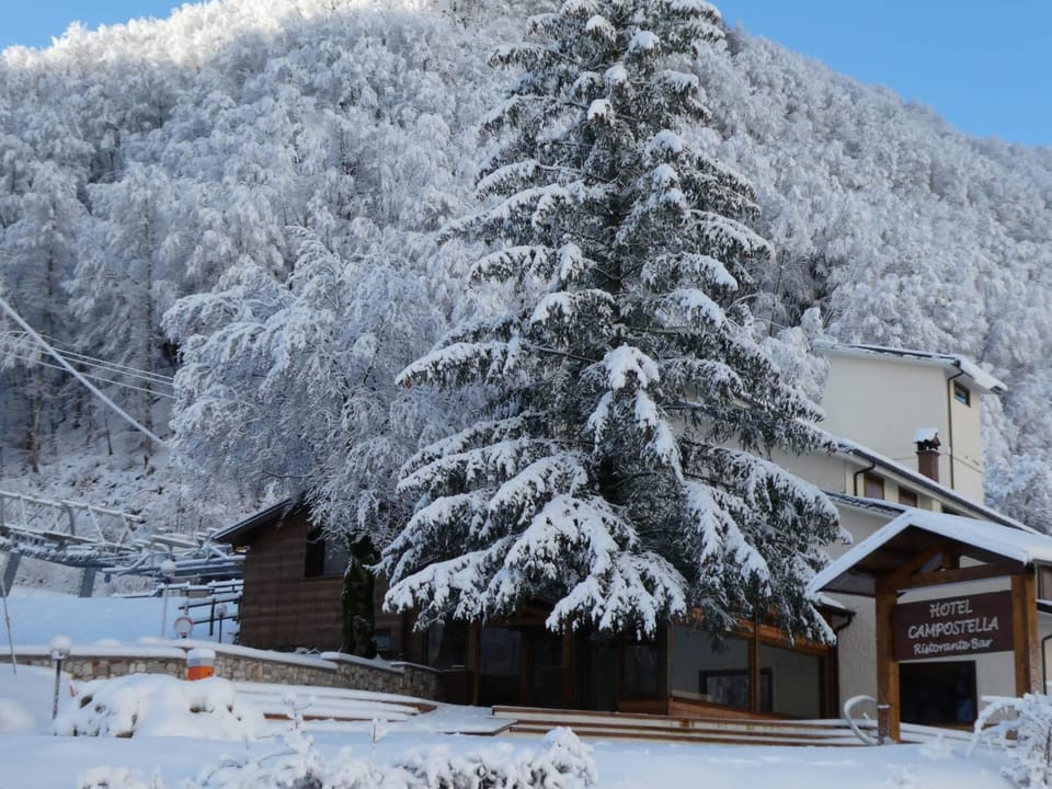 Property building, Restaurant/places to eat, Natural landscape, Winter, Mountain view