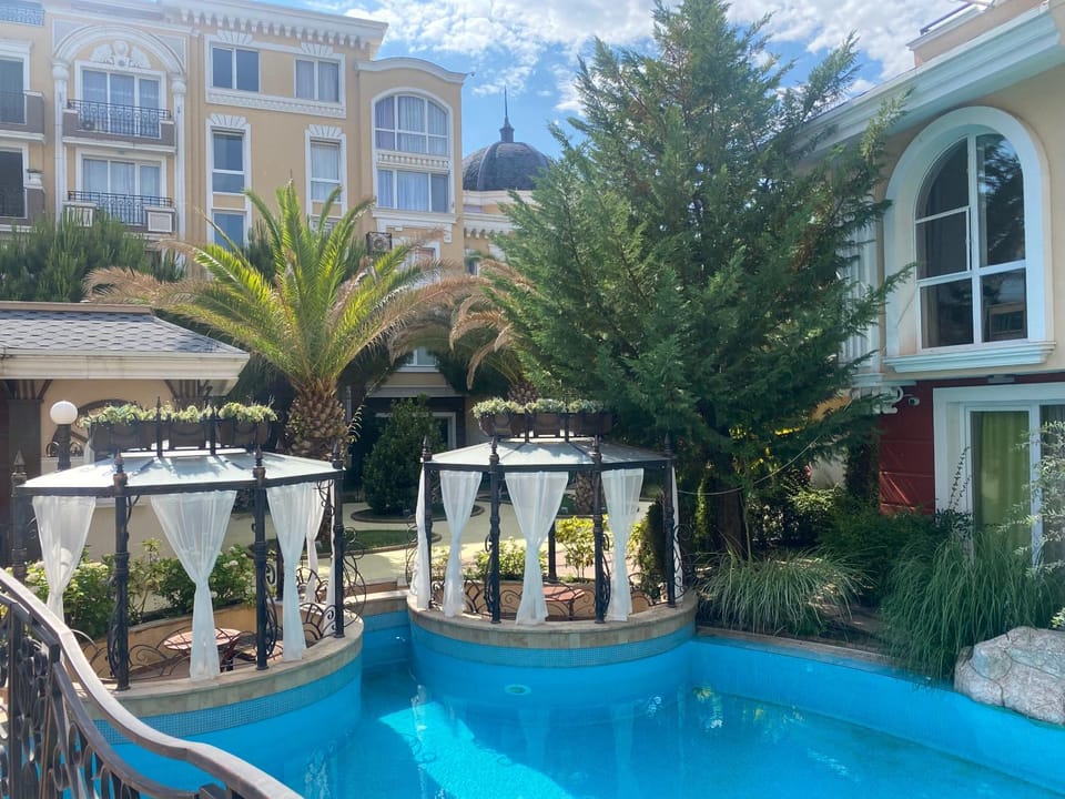 Property building, Patio, Spring, Day, Garden, Garden view, Pool view, Swimming pool, sunbed
