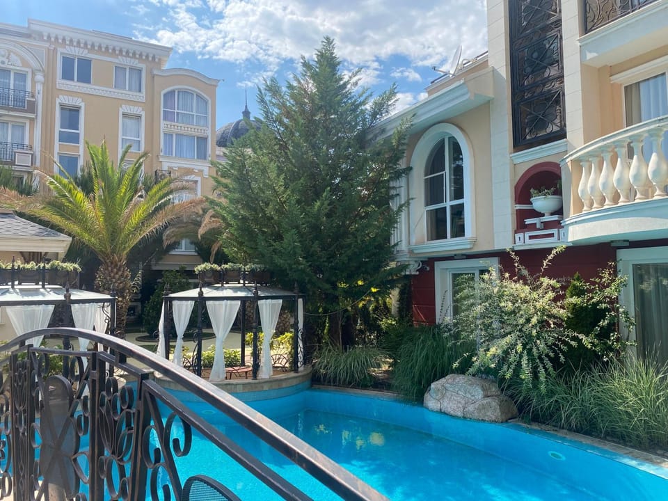 Property building, Patio, Day, Garden, Garden view, Pool view, Swimming pool, sunbed