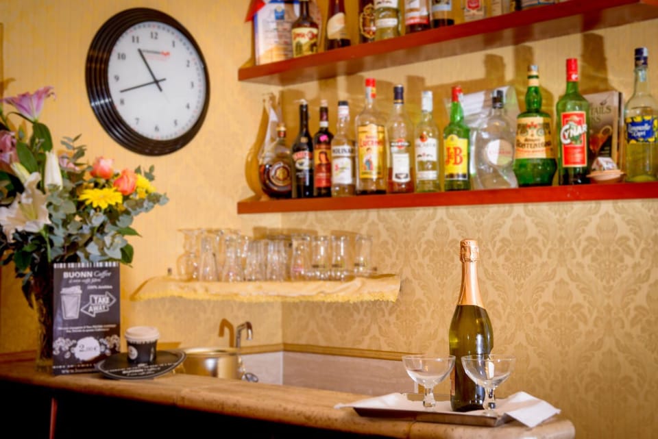 Lounge or bar, Drinks, Alcoholic drinks, Non alcoholic drinks