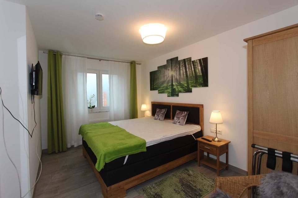 Bed, TV and multimedia, Photo of the whole room, Bedroom, wardrobe