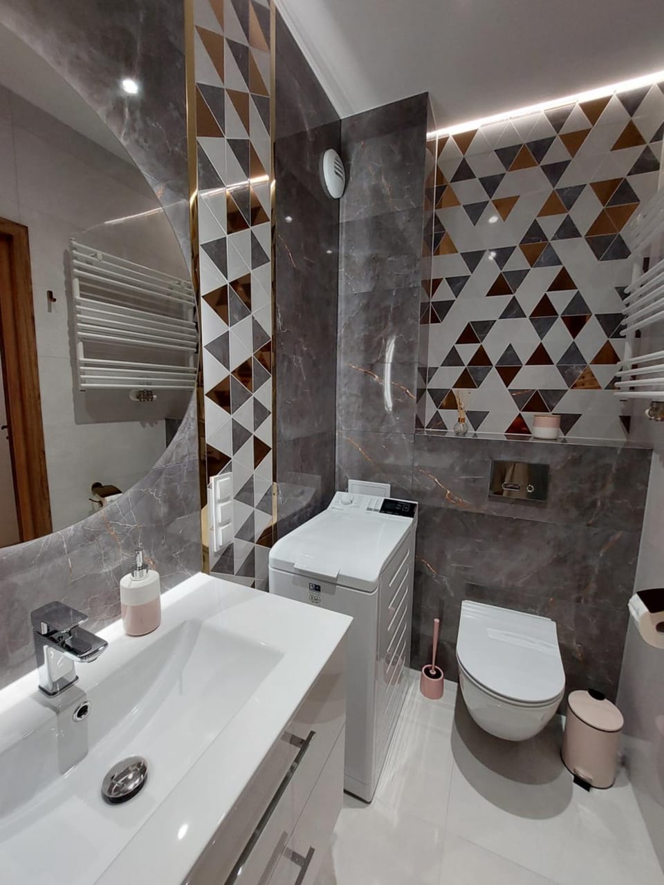 Shower, Toilet, Bathroom, heating, internet, towels, washing machine