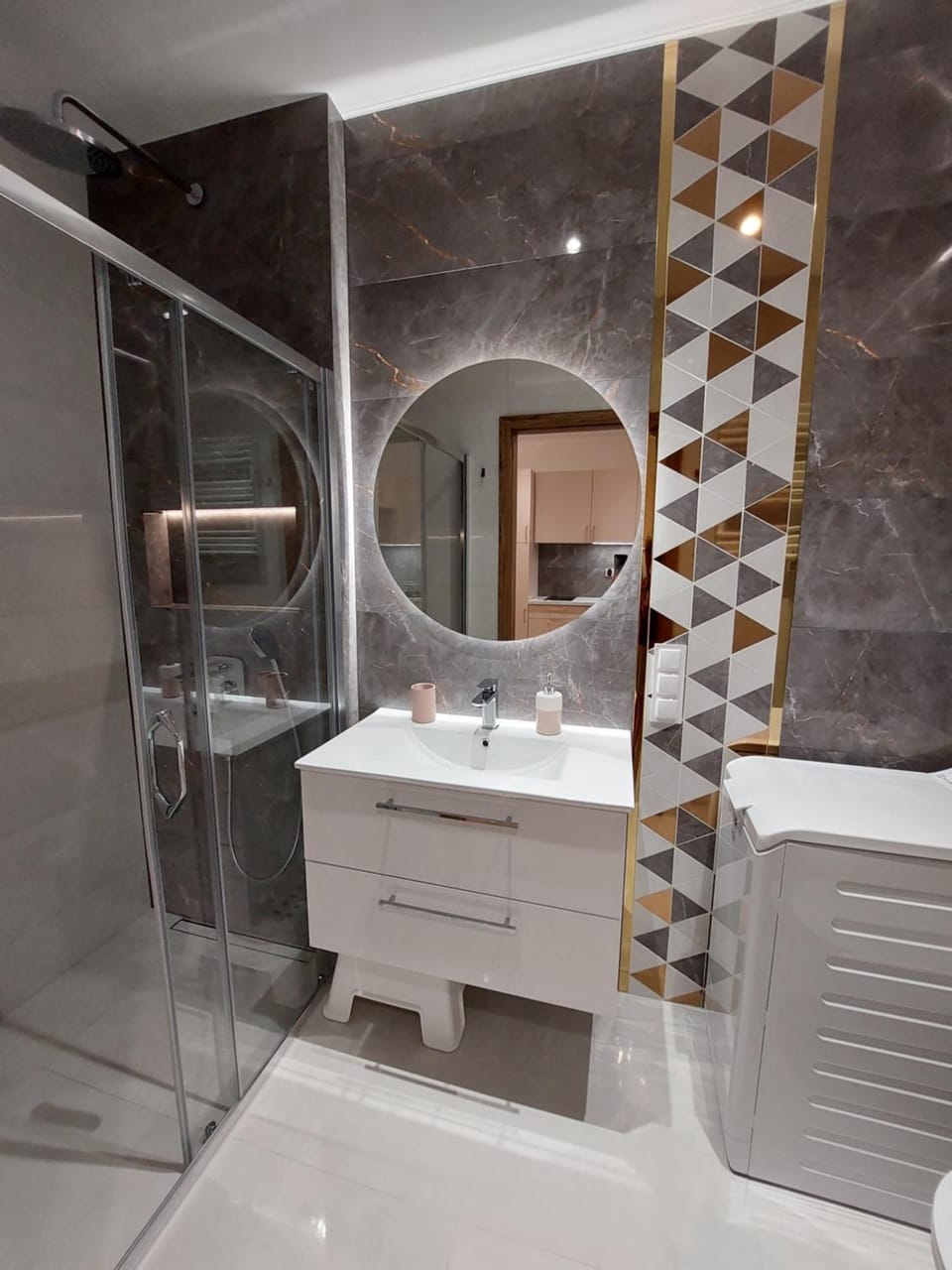 Shower, Toilet, Bathroom, heating, internet, towels, washing machine