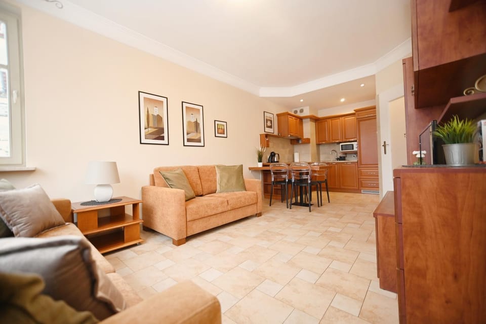 Kitchen or kitchenette, Seating area