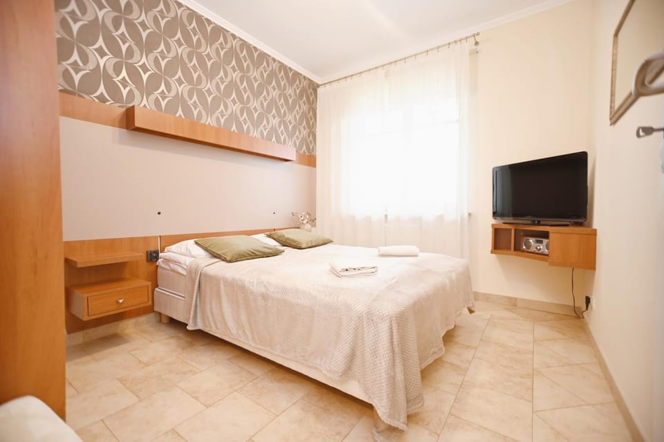 Bed, TV and multimedia, Photo of the whole room, Bedroom, towels