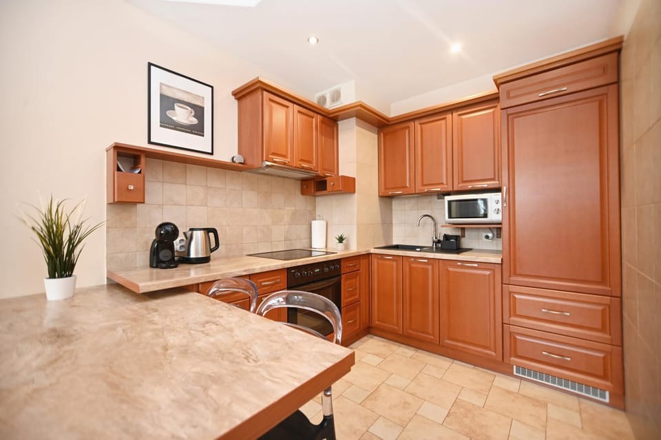 Kitchen or kitchenette, minibar