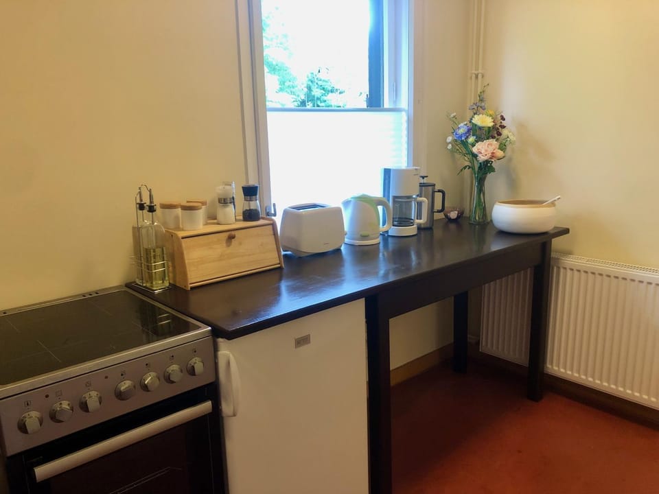 Coffee/tea facilities, stove, toaster, kitchen