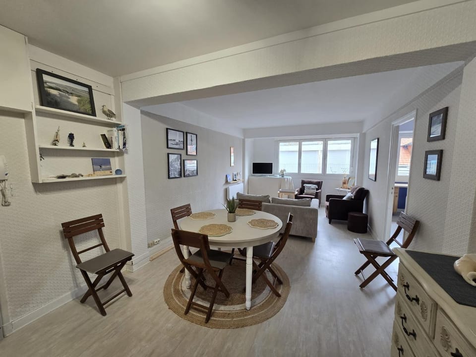 TV and multimedia, Living room, Dining area