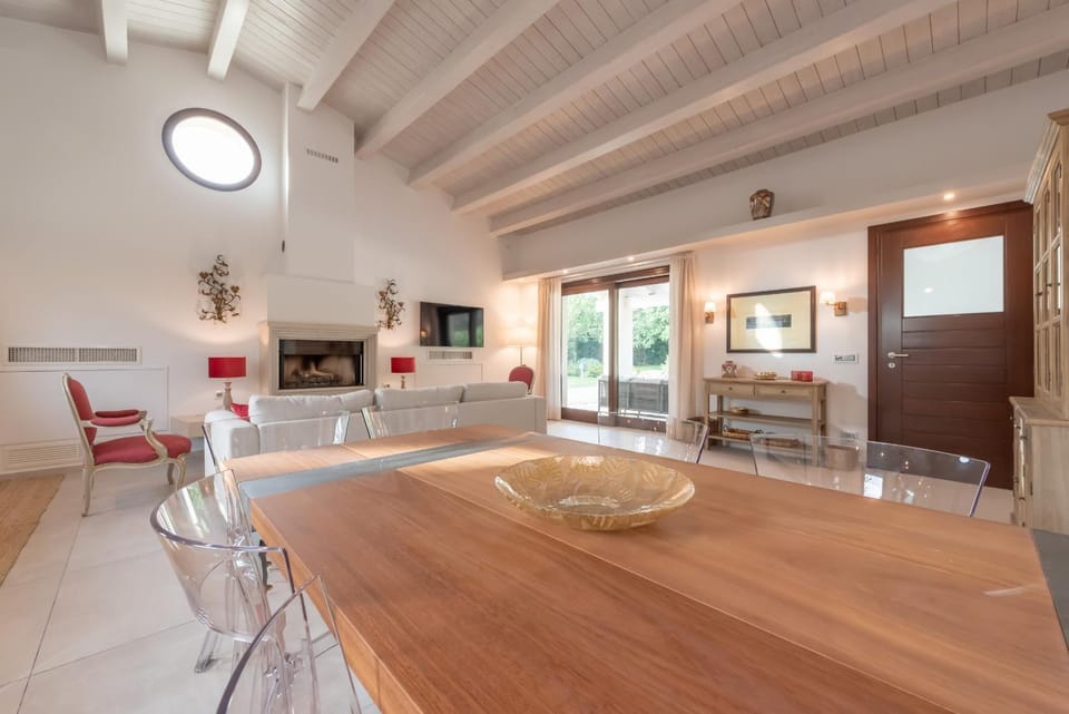 TV and multimedia, Kitchen or kitchenette, Dining area, fireplace