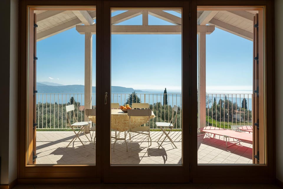 Appartamenti Theo e Fabiola con piscina e vista lago Apartment in Lake Garda