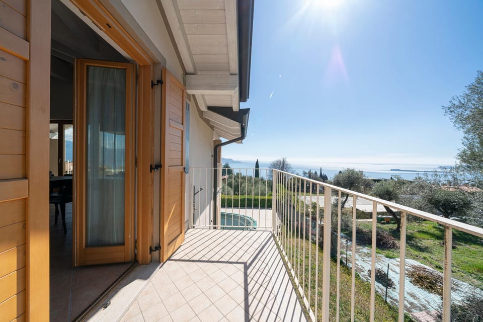 Appartamenti Theo e Fabiola con piscina e vista lago Apartment in Lake Garda
