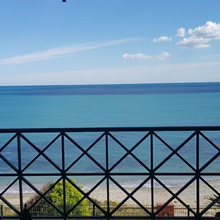 Frontline Beach Apartment, La Perla de la Bahia, Bahia de Casares - Estepona Apartment in Costa del Sol