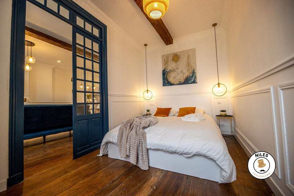 Bed, Night, Photo of the whole room, Bedroom