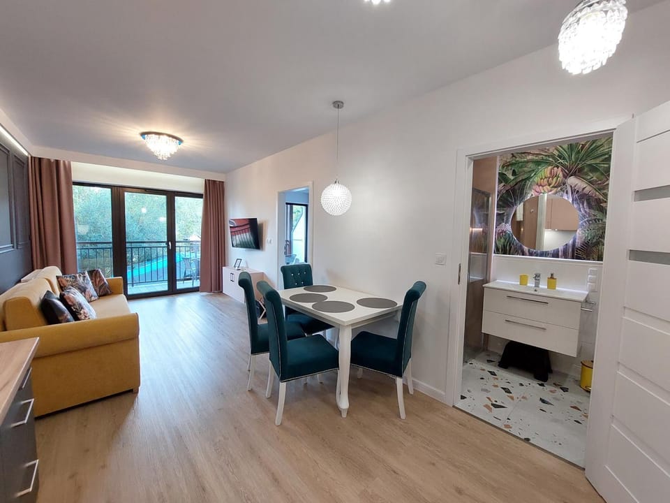 Shower, Toilet, Bathroom, TV and multimedia, Balcony/Terrace, Living room, Photo of the whole room, Seating area, Dining area, internet, locker, washing machine