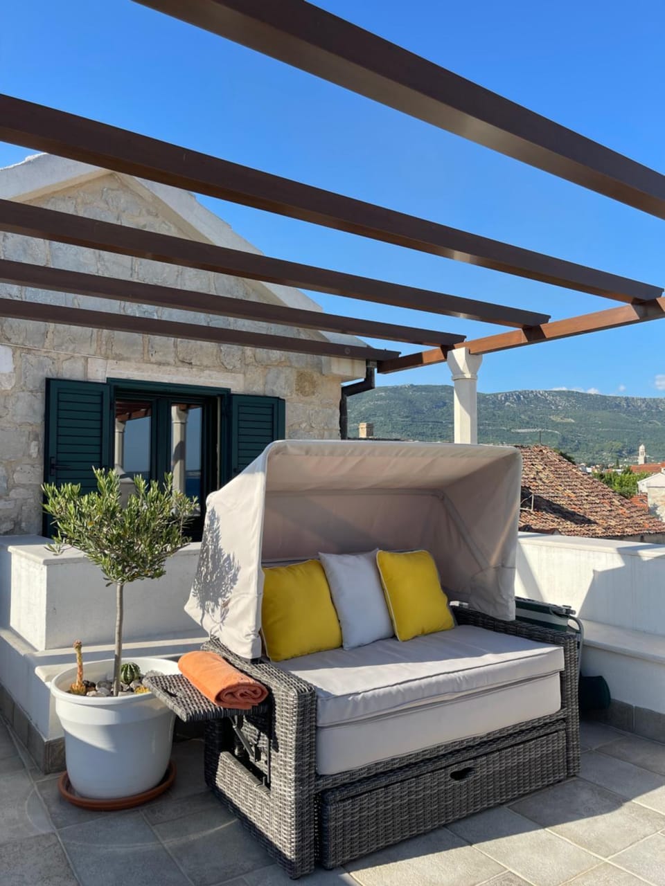 Property building, Balcony/Terrace, Mountain view, sunbed