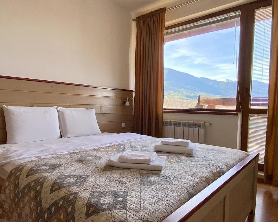 Bed, Bedroom, Mountain view, towels