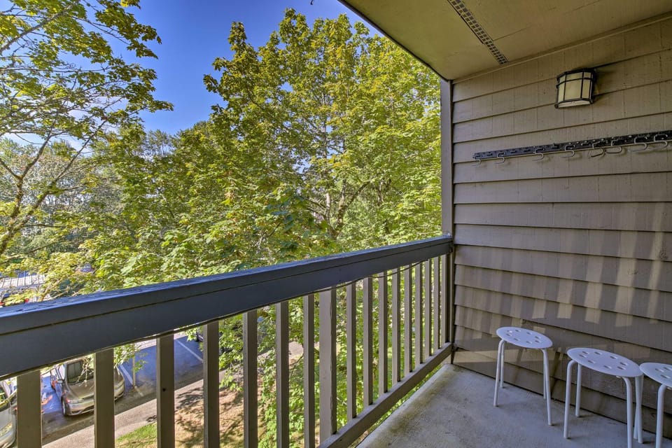 Heart of Seattle's Suburbs! Family-Friendly Condo House in Renton