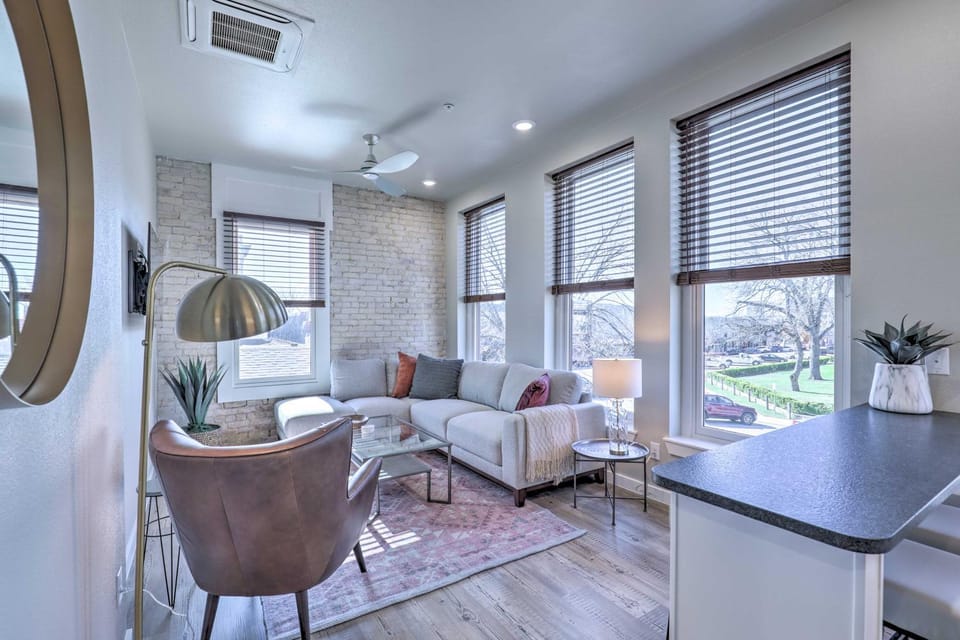 Sleek, Newly Updated Downtown San Marcos Apt! Apartment in San Marcos
