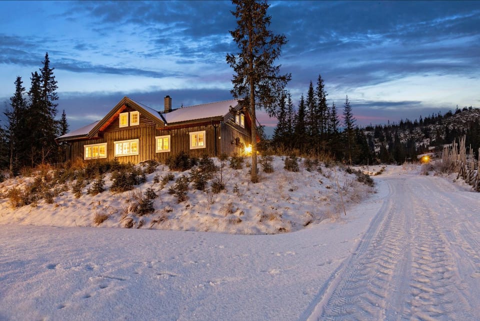 Skeikampen cabin with mountain view, jacuzzi, and 8 bedrooms Cabin in Innlandet
