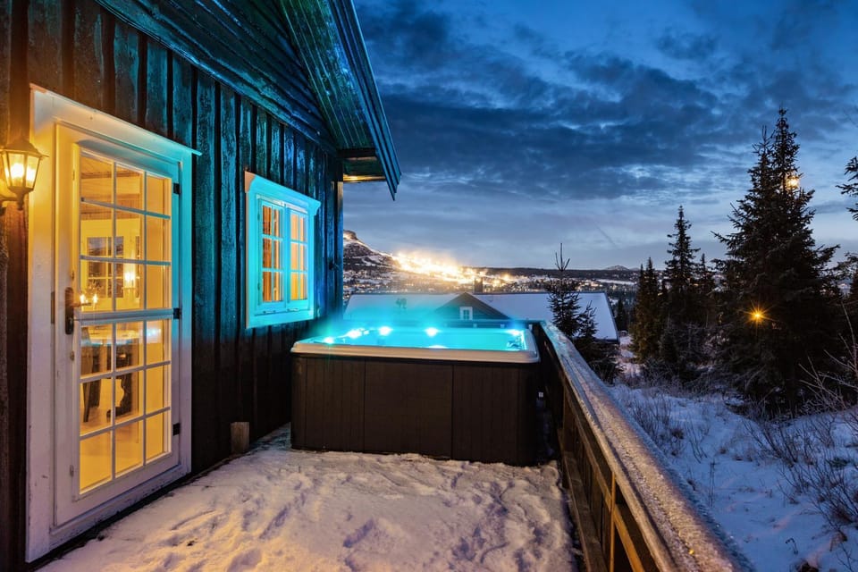Skeikampen cabin with mountain view, jacuzzi, and 8 bedrooms Cabin in Innlandet