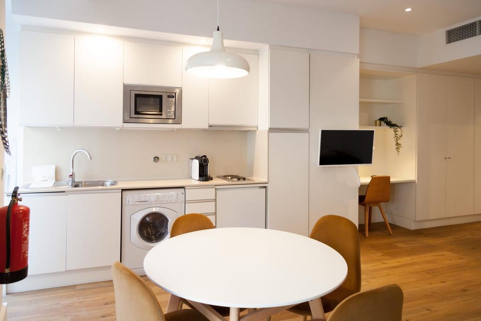 Kitchen or kitchenette, Dining area