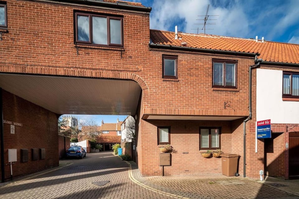 Family-Friendly Home with Garden & Free Parking House in Beverley