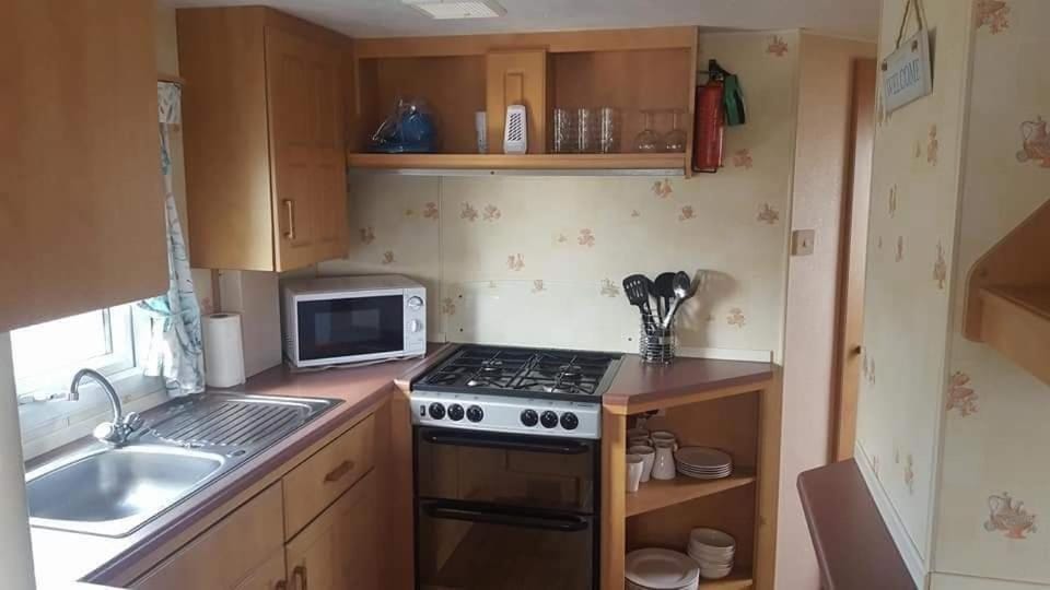 Kitchen or kitchenette, oven, stove