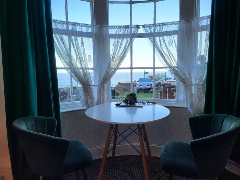 SeaView ground floor flat fast WiFi & FREE PARKING Apartment in Scarborough