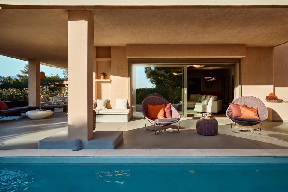 Patio, Day, Seating area, Swimming pool, sunbed