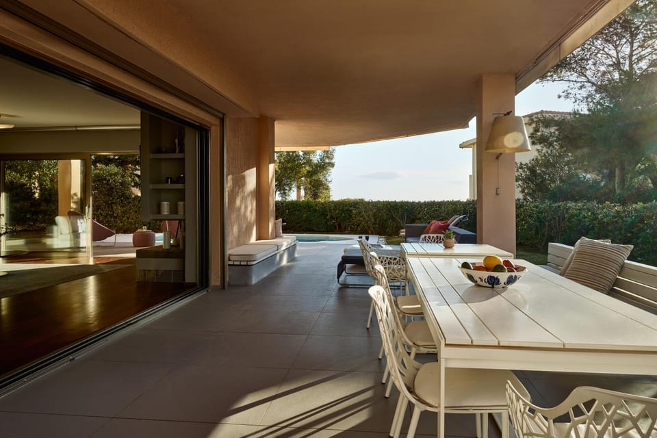 Patio, Day, Seating area, Dining area