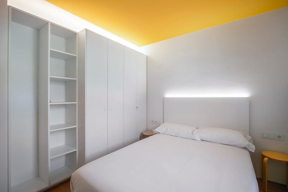Photo of the whole room, Bedroom