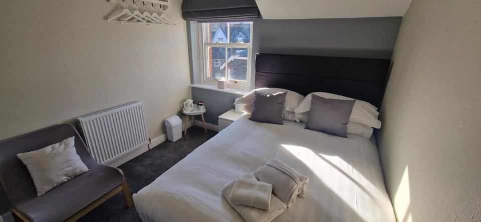 Bed, Seating area, Bedroom