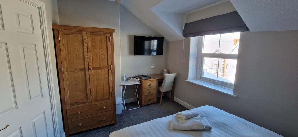Bed, TV and multimedia, Bedroom, towels, wardrobe