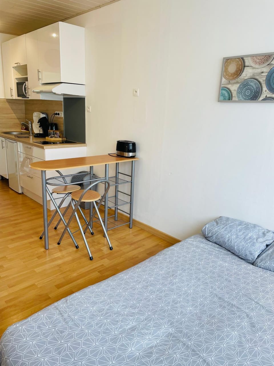 Bed, Dining area