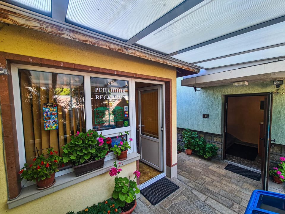 Patio, Day, Garden, Lobby or reception