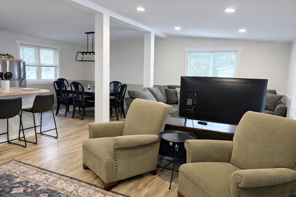 Charming Cottage with Fenced Backyard Pet Friendly House in Sussex County