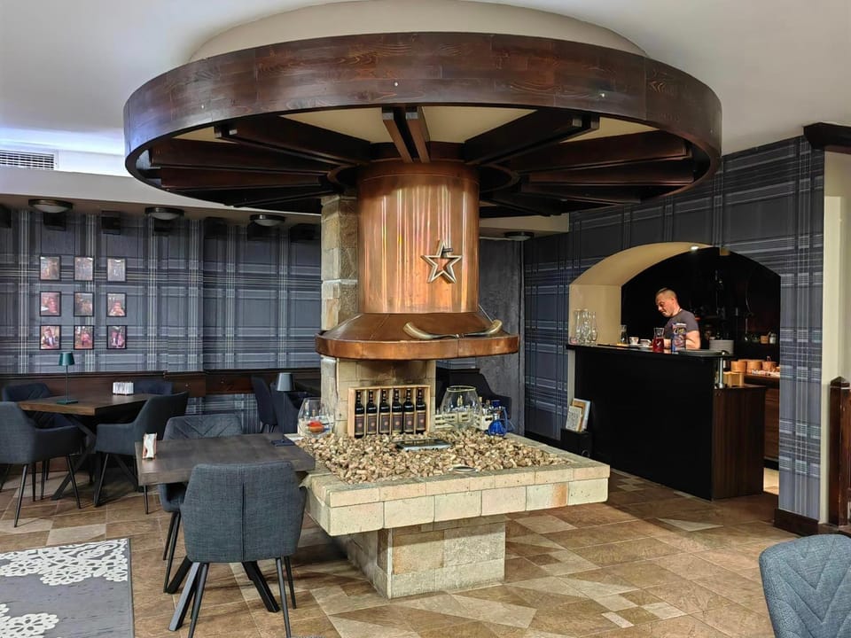 Restaurant/places to eat, People, Lounge or bar, Banquet/Function facilities, Seating area, On site, Time of day, Location, furniture