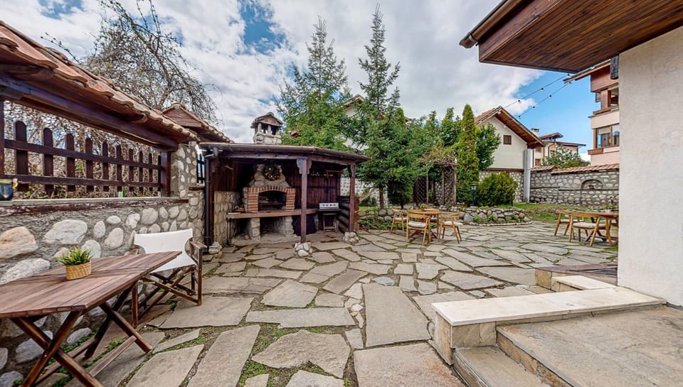 Property building, Patio, Day, Garden, Garden view