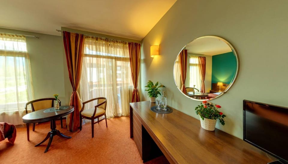 Communal lounge/ TV room, TV and multimedia, Living room, Seating area, Dining area, Family