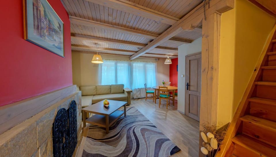 View (from property/room), Living room, Photo of the whole room, Seating area, Dining area, Family, heating