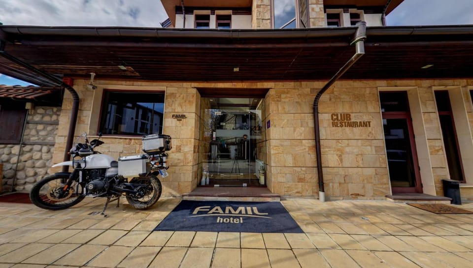 Property building, Facade/entrance, Day, Photo of the whole room, Decorative detail, On site, Time of day, Location