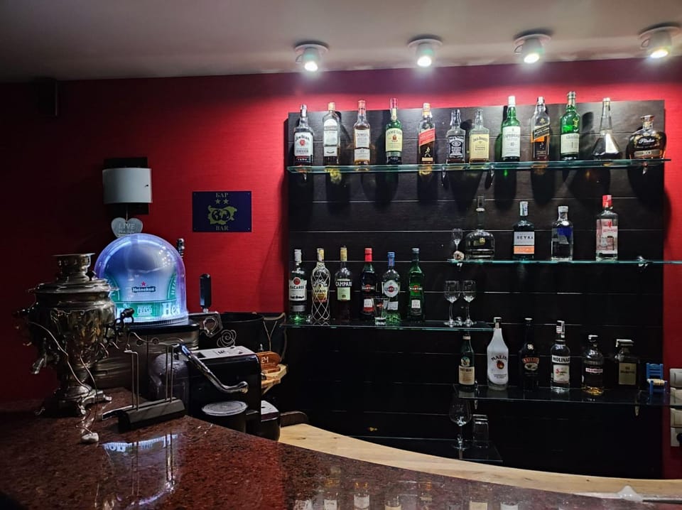 Lounge or bar, Lounge or bar, Food and drinks, Evening entertainment, Drinks, Alcoholic drinks
