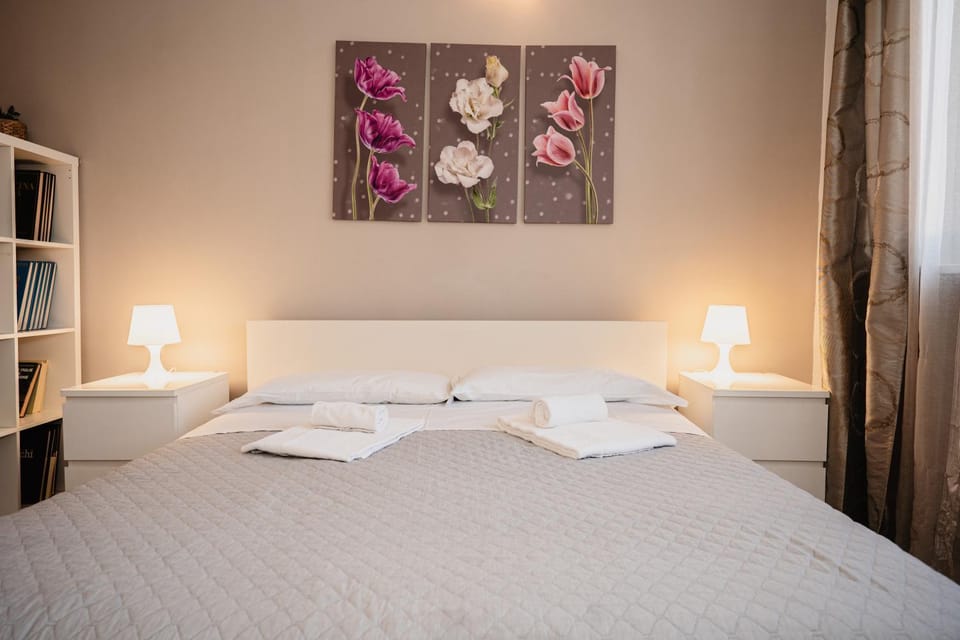 Bed, Decorative detail, Bedroom