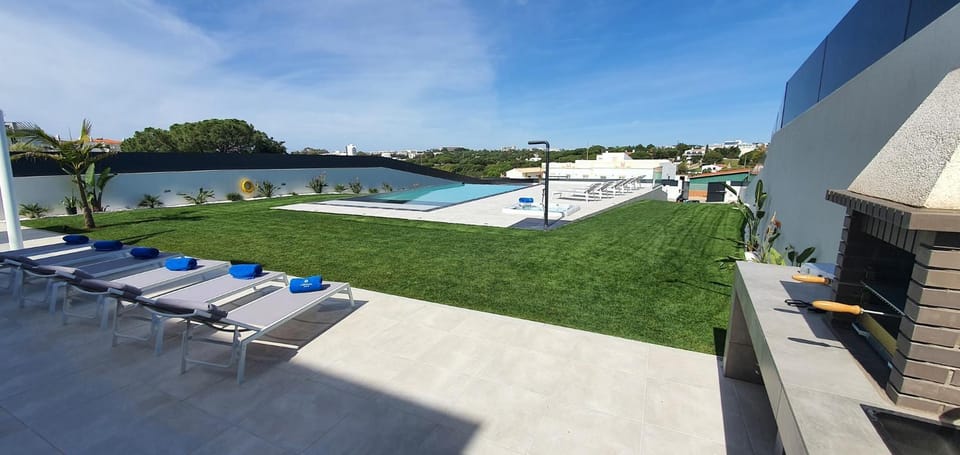 Sunrise Villa by Laranjal Rentals Villa in Olhos de Água