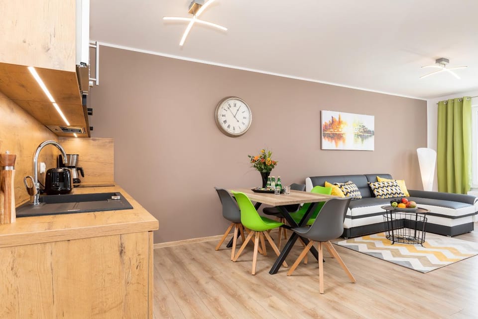 Coffee/tea facilities, Kitchen or kitchenette, Dining area, Communal kitchen